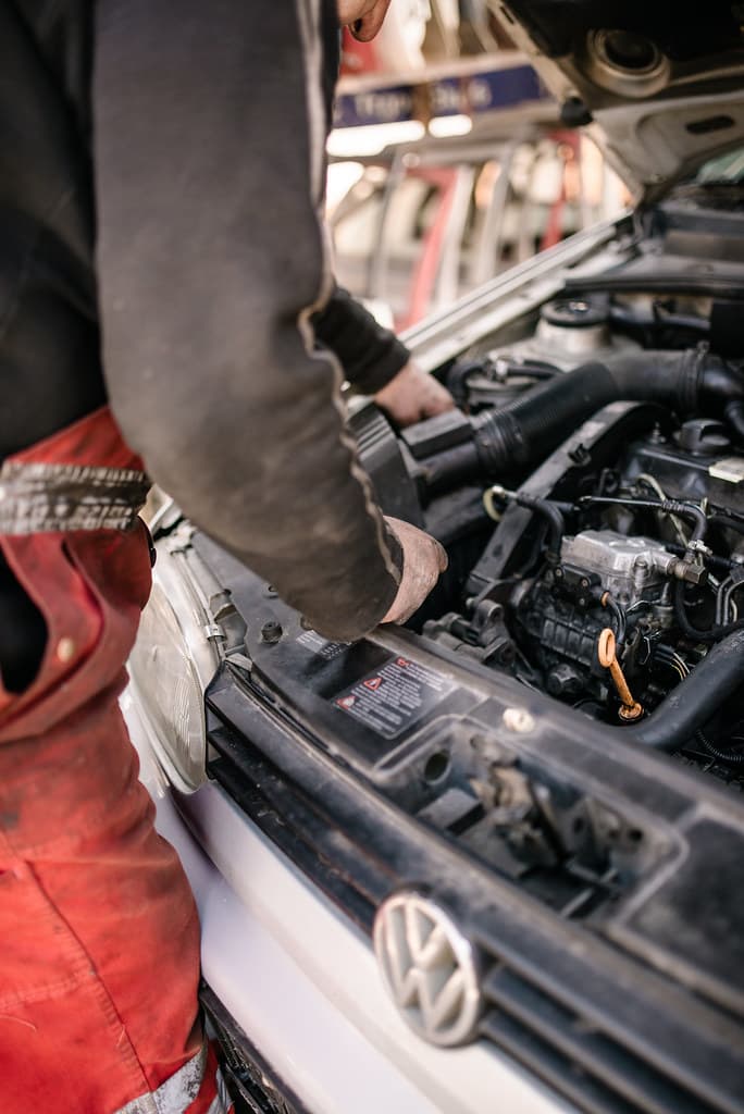 Mecánico trabajando en el motor de un auto