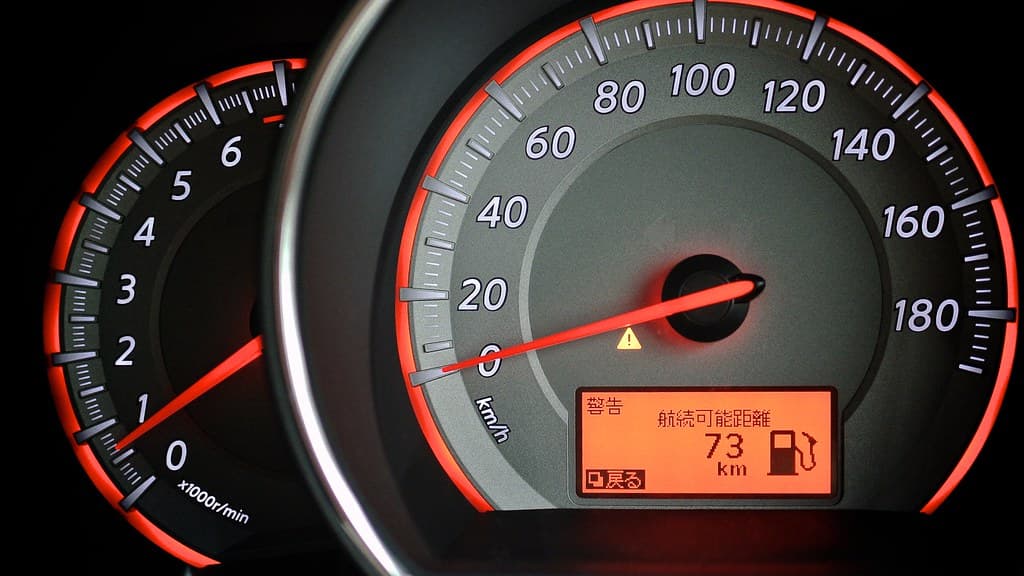 Tablero de un auto con luces de advertencia encendidas